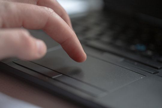 Main sur pavet tactile