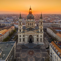 Obraz premium Budapest, Hungary - Aerial view of famous St. Stephen's Basilica in the morning with golden rising sun at behind