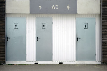 Fototapeta na wymiar .Öffentliche Toiletten an der Uferpromenade des Flusses Main....