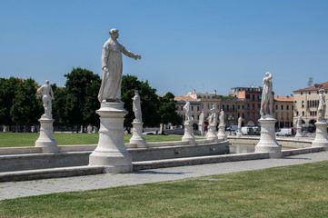 Obraz premium Beautiful summer day on Prato della Valle square with water canal. Amazing italian sculptures.