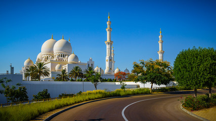 Fototapeta na wymiar Sheikh Zayed Grand Mosque in Abu Dhabi 2