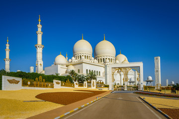 Fototapeta na wymiar Imposing Sheikh Zayed Grand Mosque in Abu Dhabi 20