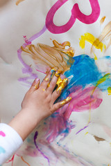 Child hand paint with fingers. Kind malt mit Hand Fingerfarben.