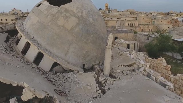 Syria, war-torn city of Holmes, a flight near the destroyed mosque.