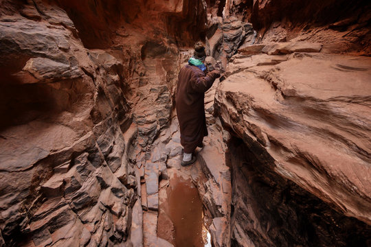 Wanderung mi Frau in der Schlucht des Khazali Canyon im Wadi Rum