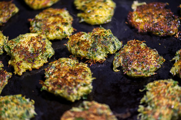 Zuchini Puffer braten in Fett