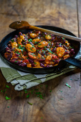 Chili con Carne in einer Gusspfanne