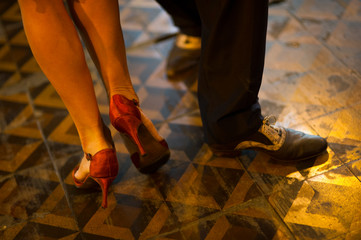 Schuhe, Füsse und Beine eines Tangopaares in Buenos AiresTangopaar inichung nur gegen Honorar.