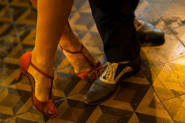 Schuhe, Füsse und Beine eines Tangopaares in Buenos AiresTangopaar inichung nur gegen Honorar.