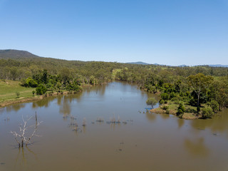 Ein sonniger Tag an einem Ausläufer des Lake Monduran in Queensland Australien mit blauem Himmel © Michael
