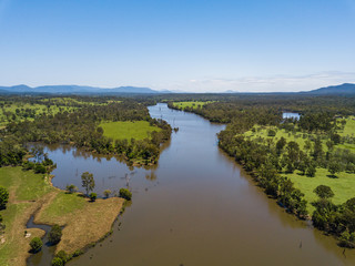 Ein sonniger Tag an einem Ausläufer des Lake Monduran in Queensland Australien mit blauem Himmel © Michael