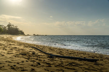 Die Sonne geht am Strand von Hervey Bay unter