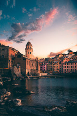 Cinque Terre, cartolina dal borgo italiano di Vernazza al tramonto.