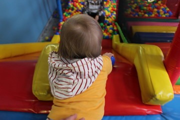 Fototapeta na wymiar bébé qui joue dans un parc d'attraction