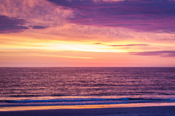 wunderschöne Abendstimmung Sonnenuntergang auf Sylt am Strand blick auf das Meer Kampen Aussicht auf das Meer Nordsee im schönsten Licht
