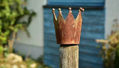 rostige alte krone auf hölzernem pfahl