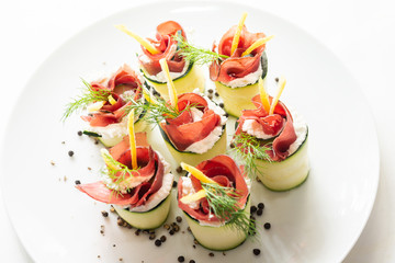Involtini di zucchine ripieni di prosciutto e crema di formaggio