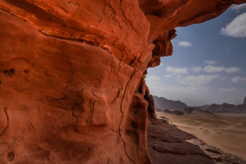 Felsformation in Sandstein mit Blick in den Wadi Rum