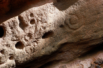 Petroglyphen (Felsgravuren) bei den Höhlen von Buracas
