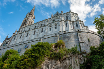 Obraz premium Vista lateral da igreja de Lourdes frança