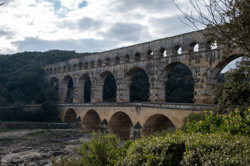 Fototapeta premium Pont du Gard to starożytny rzymski akwedukt, który przecina rzekę Gardon w pobliżu miasta Vers-Pont-du-Gard w południowej Francji.