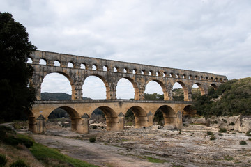 Obraz premium The Pont du Gard is an ancient Roman aqueduct that crosses the Gardon River near the town of Vers-Pont-du-Gard in southern France.