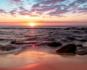 Obraz premium Sunrise at Bronte Beach, New South Wales, Australia. Waves on the rocks.