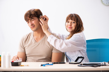 Patient with hearing problem visiting doctor otorhinolaryngologi