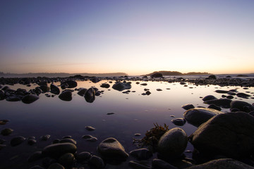 Obraz premium Sunset over water