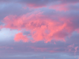 Rote Wolken beim Sonnenuntergang