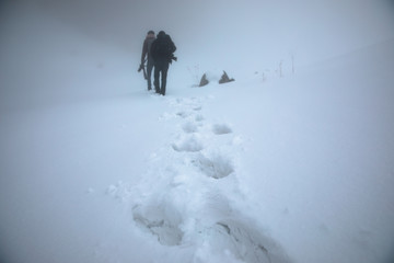 Naklejka premium man in fog mountain road