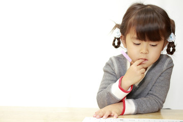 Naklejka premium 勉強する幼児(4歳児)