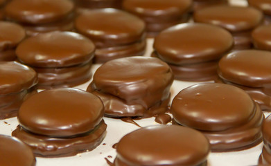 preparation of alfajores of dulce de leche bathed in chocolate