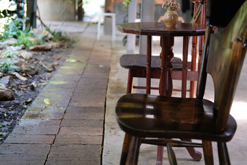 Fototapeta na wymiar flower in vase on wooden coffee table in garden