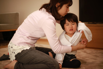 着替えを嫌がる男の子