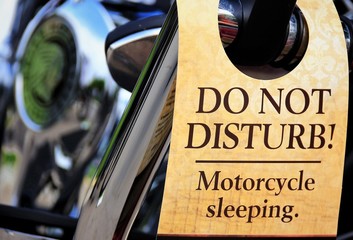 Obraz premium okiu_do not disturb_motorcycle sleeping