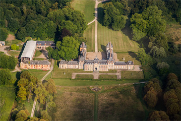 vue aérienne du Chateau de Jouars-Pontchartrain dans les Yvelines en France