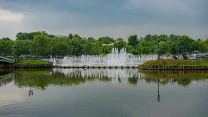 Fototapeta na wymiar Park fountains lake