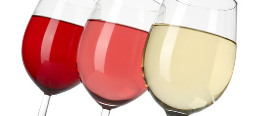 Kieliszki białego, różowego i czerwonego wina na białym tle