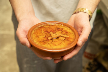 Fototapeta premium crema catalana en plato de barro