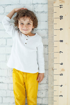 Child measures height 