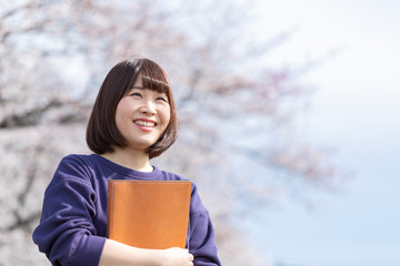 桜並木と女性