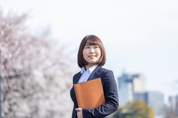 Fototapeta premium 桜とスーツの女性