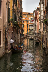 Plakat A view of Venice cityscene with gondola romantic narrow canal and bridge