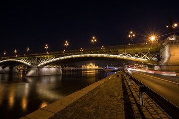 Fototapeta premium Famous historic Margaret bridge with beautifully lit at night