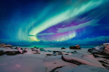 Fototapeten Erstaunliches Phänomen - Aurora Borealis über Uttakleiv Beach auf den Lofoten-Inseln in Norwegen, Skandinavien, Europa. Nordlichter - grüner Lichtstrahl in hoher Stratosphäre. Nachtwinterlandschaft. © Feel good studio