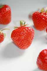 Rote Erdbeere auf Küchenarbeitsplatte.