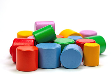 Bunte zylinderf&ouml;rmige Holzbausteine