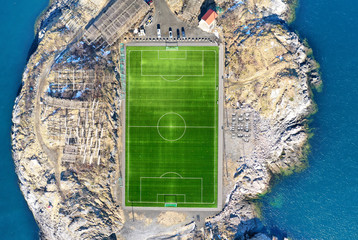 Fußballfeld in Norwegen am Polarkreis © Jenny Sturm