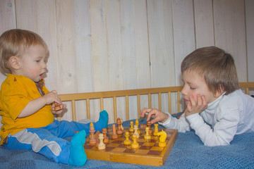 Children play chess. The development of logic, logical thinking. Boys and chess.